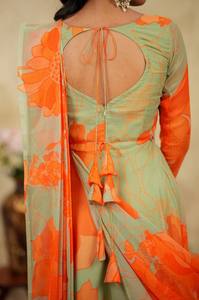 Un vestido drapeado indo-occidental contemporáneo que combina a la perfección la elegancia de un sari tradicional con la comodidad de un estilo moderno. - Product Image 5