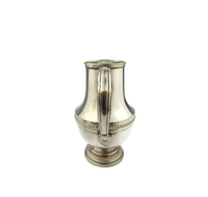 Jarra plateada elegante con detalles dorados, vajilla con estilo para uso en la cocina, mesa de comedor y recepción de invitados con un aspecto premium. - Product Image 6