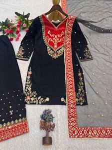 Traje Salwar de Algodón Negro de Lujo con Contraste Rojo y Bordado Pesado de Zari Dorado, Kurti Corto con Pecho Plisado y Pantalón Patiala Ancho para Fiesta de Verano - Product Image 2