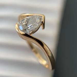 Anillos de Compromiso de Lujo de Alta Calidad, Joyería Personalizada con Superficie Cepillada Curva, Plata S925, Diamante en Forma de Pera, Moissanita 5A - Product Image 1