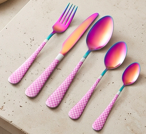 Ensemble de couverts multicolores mignons avec manches à carreaux roses, ustensiles en métal poli miroir pour les fêtes - Product Image 1