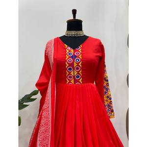 Hermoso Vestido Rojo Estilo A con Dupatta, Manga Larga, Cuello en V, Estampado Digital y Trabajo de Espejos Reales, Talla XL, Cintura Natural - Product Image 1