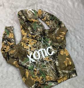Sudadera con capucha y cremallera de estilo vintage personalizada para hombre y mujer con estampado gráfico frontal y trasero, estilo streetwear oversize. - Product Image 2