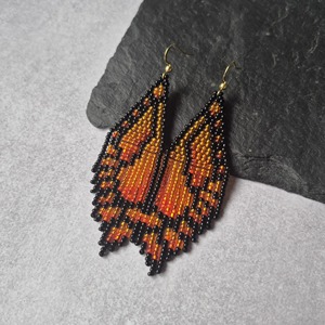 Boucles d'oreilles pendantes Monarch avec ailes de papillon, faites à la main, style perles, tendance - Product Image 6