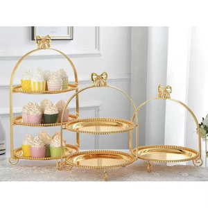 Elegante soporte de metal para pasteles que realza la estética del producto, diseñado para complementar temáticas de lujo. - Product Image 1