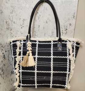 Bolso Tote de Tela Estilo Boho Costero con Adornos de Conchas y Correas de Cuero Vegano - Product Image 3