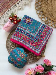 Sari de tela de seda Chinon brillante con estampado Ajarakh de diseñador, con elegante trabajo Aari Zari y con auténtico trabajo de espejos. - Product Image 4