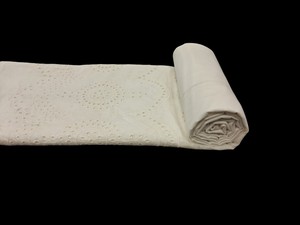 Tela de Algodón Blanco Premium con Borde Bordado – Material Broderie Anglaise con Borde Festoneado para Prendas de Vestir y Decoración del Hogar - Product Image 3