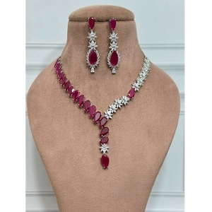 Conjunto de collar y aretes de circonita plateada de calidad premium Allaring, moderno y elegante, para compromiso, boda, fiesta, colección. - Product Image 1