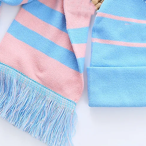 Ensemble bonnet et écharpe d'hiver personnalisés en jacquard acrylique Gamma Phi Delta Sorority – Bonnet tricoté avec symboles et écharpe douillette – Tenue universitaire - Product Image 6