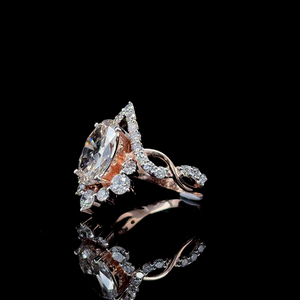 Anillo de Compromiso y Boda con Halo Floral de Oro de 18K, Diamante Cultivado en Laboratorio de Corte Ovalado de 2.38 Ct, Certificado IGI, Joyería Fina Personalizada - Product Image 2