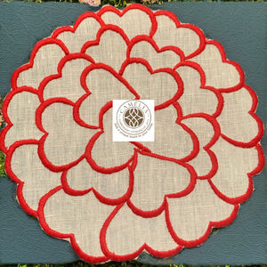 Serviette de cocktail en lin avec broderie florale en forme de cœur, lignes rouges vives créant une touche romantique et charmante pour la table. - Product Image 4