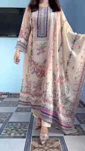 Ensemble prêt-à-porter 3 pièces en mousseline avec imprimés floraux vibrants, comprenant un salwar, une anarkali, un kurta, un pantalon et une dupatta, robe longue. - Product Image 5