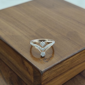 แหวนทองคำขาว 18K ประดับเพชรทรงวีคู่ ดีไซน์เรขาคณิต สำหรับผู้หญิง วงแหวนแบบซ้อน ประดับเพชรแบบปาเว่ เครื่องประดับชั้นดี เหมาะสำหรับงานแต่งงาน งานปาร์ตี้ หรือใส่ในชีวิตประจำวัน เป็นของขวัญ - Product Image 3