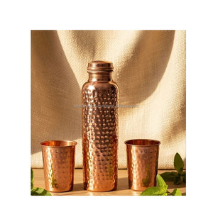 Elegante botella de cobre martillado, perfecta para regalar y para un hábito de hidratación sostenible. - Product Image 4