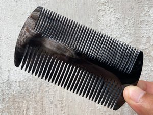 ZONE ARTISANALE Peigne démêlant moderne en corne de buffle naturelle, écologique et fait main, en forme de décoration de mariage de l'Uttar Pradesh - Product Image 6
