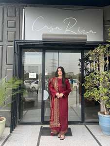 ชุดสาหรี่กะมีซผ้าเครปไหมธรรมชาติปักลายอย่างดี พร้อมผ้าคลุมไหล่ ชุดสำเร็จรูปสำหรับผู้หญิง สไตล์ชาติพันธุ์ - Product Image 3