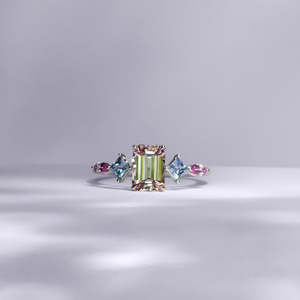 Anillo de Gema con Corte Esmeralda y Piedras Azules y Rosas, Engaste de Garras, Estilo Clásico de Compromiso para Mujer - Product Image 4