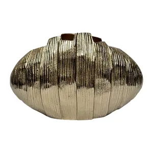 Vase à fleurs décoratif en métal doré pour décorations festives, décoration de table de luxe, vase à fleurs pour une mise en scène raffinée. - Product Image 6