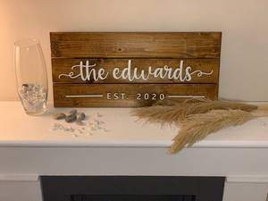 Plaque en bois teinté personnalisée avec le nom de famille, décoration murale pour étagère, faite à la main - Product Image 1