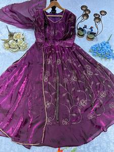 Robe Anarkali pour femmes, brodée de fleurs violettes, longueur au sol, robe de mariage traditionnelle ethnique - Product Image 5
