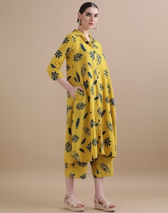 ชุดคุร์ตะผ้าฝ้ายพิมพ์ลายดอกไม้ทรงหลวม KV Relaxed Fit พร้อมกางเกงขายาว (ชุด 2 ชิ้น) - Product Image 1