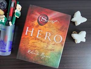 Hero de Rhonda Byrne, libro de autoayuda en inglés, edición en papel. - Product Image 1