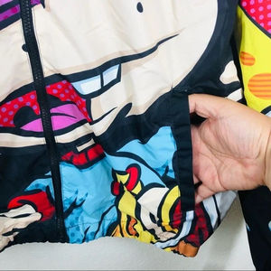 เสื้อแจ็คเก็ตกันลมแบบมีฮู้ด คอตั้ง เคลือบกันน้ำ พิมพ์ลายตัวอักษรสีดำหลากสีทั่วตัว สำหรับผู้ชาย - Product Image 3