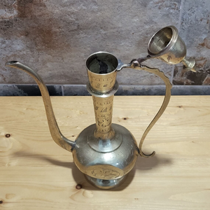 Pichet décoratif indien en laiton surahi, gravé à la main, avec long bec et couvercle, pour la décoration intérieure - Product Image 3