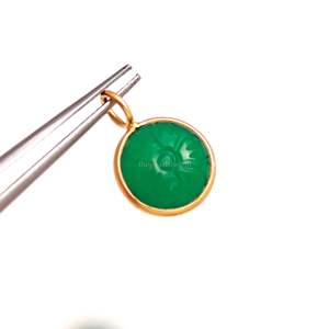 Colgante de Flor Tallada en Ónix Verde Natural con Baño de Oro Vermeil, Plata de Ley 925, Gema de Ónix, Cristal Curativo para Joyería - Product Image 1
