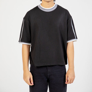 เสื้อยืดสีดำเรียบง่าย พิมพ์ลายปักโลโก้ OEM ตามสั่ง เนื้อผ้ามีเท็กซ์เจอร์ ระบายอากาศได้ดี เสื้อยืดกีฬาสีดำ สไตล์โมเดิร์น - Product Image 5