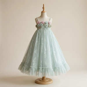 Vestido de niña de las flores vintage azul polvo hecho a mano con corpiño de rosetas y encaje floral de tul, estilo princesa, para bodas y boutiques. - Product Image 2