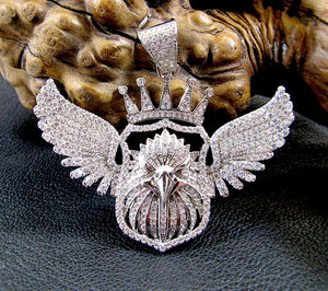 Collier Pendentif Ailes d'Aigle Serties de Diamants, Plaqué Rhodium, Breloque Oiseau Doré, Bijou Couronne Diamantée pour Cadeau - Product Image 1