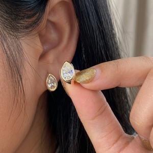 Pendientes de aro tipo huggie con bisel de diamante en forma de pera de 8.5x5.5 mm, de oro amarillo de 14K, con diamante de laboratorio solitario en forma de lágrima - Product Image 2