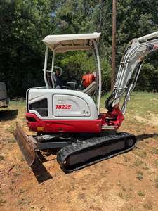 Mini-excavatrice Takeuchi moderne, machine d'excavation hydraulique compacte avec une maniabilité excellente et une forte capacité de creusement - Product Image 1