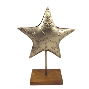 Support étoile en métal fini nickel avec conception en relief avec base en bois pour décoration de table de maison de noël - Product Image 1