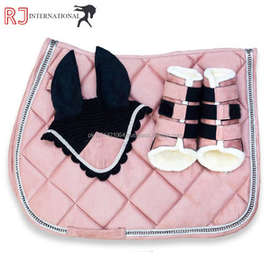 Ensemble de tapis de selle matelassé rose pour chevaux, tapis de selle de dressage avec protège-oreilles et bandages pour les jambes, fournitures équestres personnalisées - Product Image 1