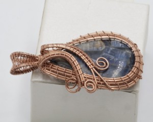 Pendentif en améthyste naturelle AAA+++ avec enroulement en fil de cuivre, bijoux en pierres précieuses faits à la main, taille libre, pendentif en cristal de guérison - Product Image 1