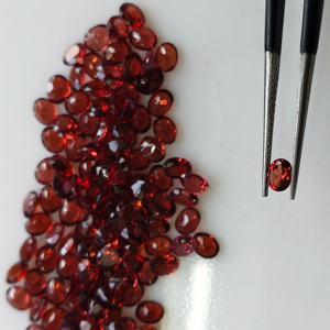 โกเมนสีแดงธรรมชาติ 4x3.5 มม. รูปทรงวงรี คุณภาพดีที่สุด พลอยหลวมสำหรับทำเครื่องประดับ - Product Image 1