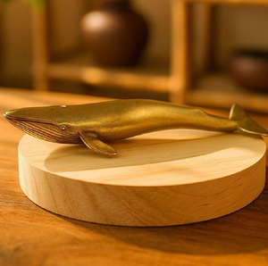 Figurine de baleine élégante et minimaliste en laiton sur un bloc de bois rustique. Pièce maîtresse nautique unique Vastu disponible au prix de gros - Product Image 1