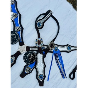 Ensemble de têtière et de collier de poitrine en cuir noir pour cheval de style western, avec conchos en strass bleus et franges, confortable et durable, pour l'équitation - Product Image 5