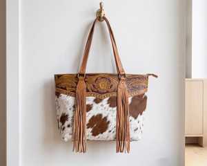 Bolso Tote de Cuero Vacuno Repujado a Mano Estilo Western Premium, Patrón Marrón y Blanco, Cierre de Cremallera, Bolso de Viaje Casual Resistente - Product Image 1