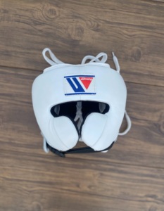Casque de boxe noir en cuir, personnalisable, réglable, élastique, respirant, écologique, équipement de protection de haute qualité - Product Image 2
