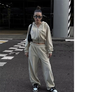 Ensemble de survêtement décontracté et confortable pour femme, de haute qualité, personnalisé, style vintage, avec fermeture éclair, haut court slim et pantalon de sport, tenue décontractée tendance pour femme - Product Image 1