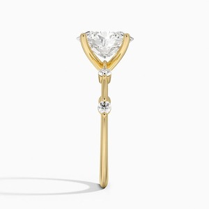 Bague de fiançailles en or jaune 18 carats avec diamant ovale cultivé en laboratoire |   Bague de mariée de luxe avec pierres latérales - Product Image 5