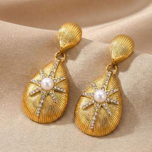 ต่างหูห้อยประดับมุกสเตนเลสสตีลชุบทอง 18K - Product Image 5