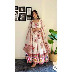 Conjunto de vestido de diseñador Navratri Special XL y Dupatta con trabajo de espejo - Product Image 3