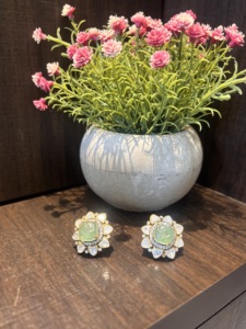 Boucles d'oreilles clous en or Amaira Jewels avec centre en jade et accents en moissanite Polki pour femme, cadeau de luxe classique pour tous les jours - Product Image 5