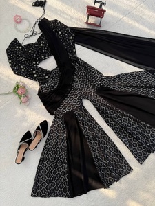 Sari Shara negro bordado de estilo indio-pakistaní para mujer, ideal para fiestas, con un ajuste tradicional y étnico. - Product Image 5