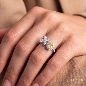 Anillo de compromiso LUMERA para mujer, de oro, con diamante amarillo ovalado de fantasía, halo de diamantes blancos y piedras laterales florales. - Product Image 3